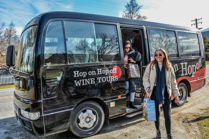 Hop on Hop off Wine Tours Marlborough - Lunch among the vines
