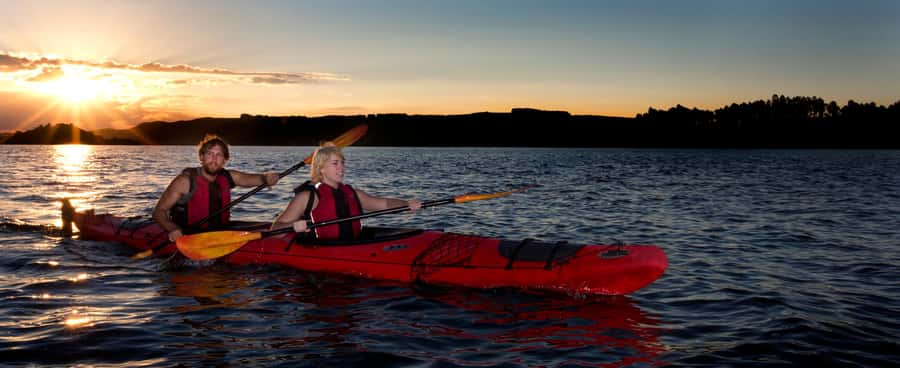 Hot Pools Kayak & Evening Barbecue - Crossing Lake Rotoiti by kayak