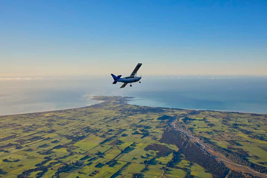 Kaikoura: Extended Flight Whale Watching & Mountain Tour - Searching the whale area from above