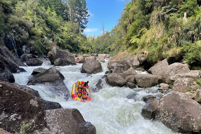 Kaituna Cascades - Grade 5 Wairoa River near Tauranga - The 3-meter waterfall is the main splash