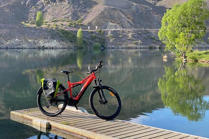 Lake Dunstan Discovery Day Tour by eBike with Shuttle - Lake Dunstan scenery from the saddle
