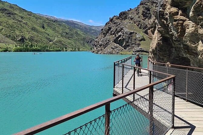 Lake Dunstan E Bike Trail Activity - Riding beside Lake Dunstan’s sapphire water