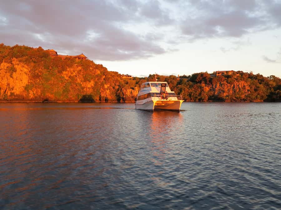 Lake Taupo: 1.5-Hour Maori Rock Carvings 5:00 PM Cruise - Tongariro National Park from the water