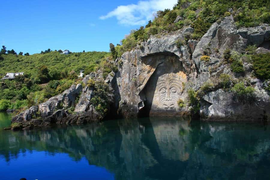 Lake Taupo: Maori Rock Carvings 10.30 AM 1.5-Hour Cruise - Getting to the Māori Rock Carvings by catamaran