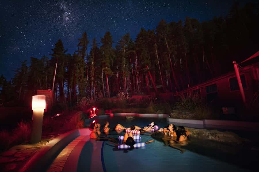 Lake Tekapo: 1.5-Hour Hot Pools & Stargazing Experience - The small-group format and guide support