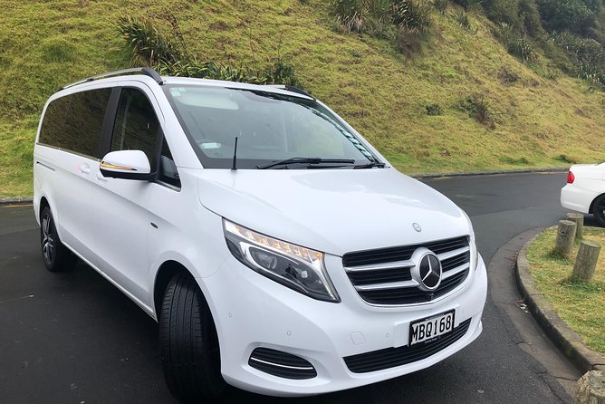 Luxury Airport transfers in Auckland - Meet and greet, with a sensible phone tip