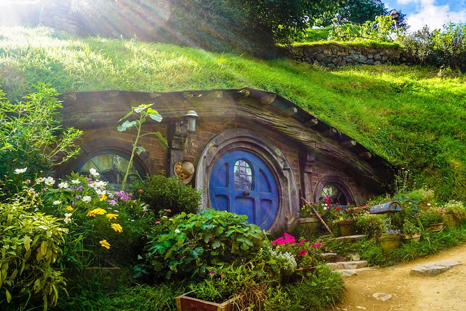 Luxury Small group tour from Auckland to Hobbiton Movie Set - Is $775.72 per person good value?