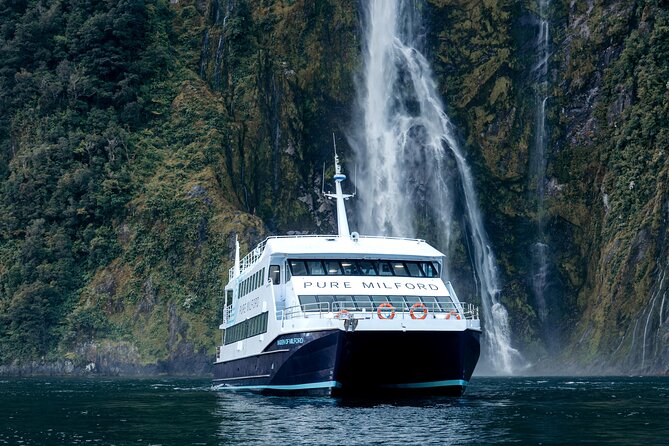 Milford Sound Cruise - The three-deck catamaran and two glass roofs