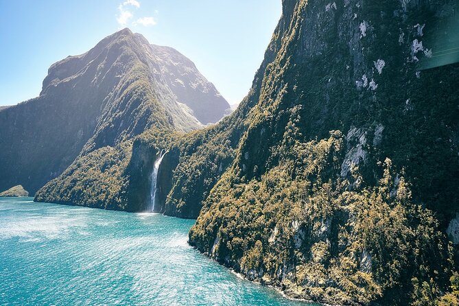 Milford Sound Luxury Lunch Cruise onboard The Fiordland Jewel - A proper lunch instead of a rushed snack