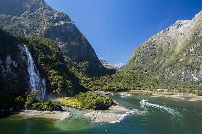 Milford Sound Premium Coach & Cruise from Queenstown with Lunch - Eglinton Valley, Lake Gunn, and Mirror Lakes