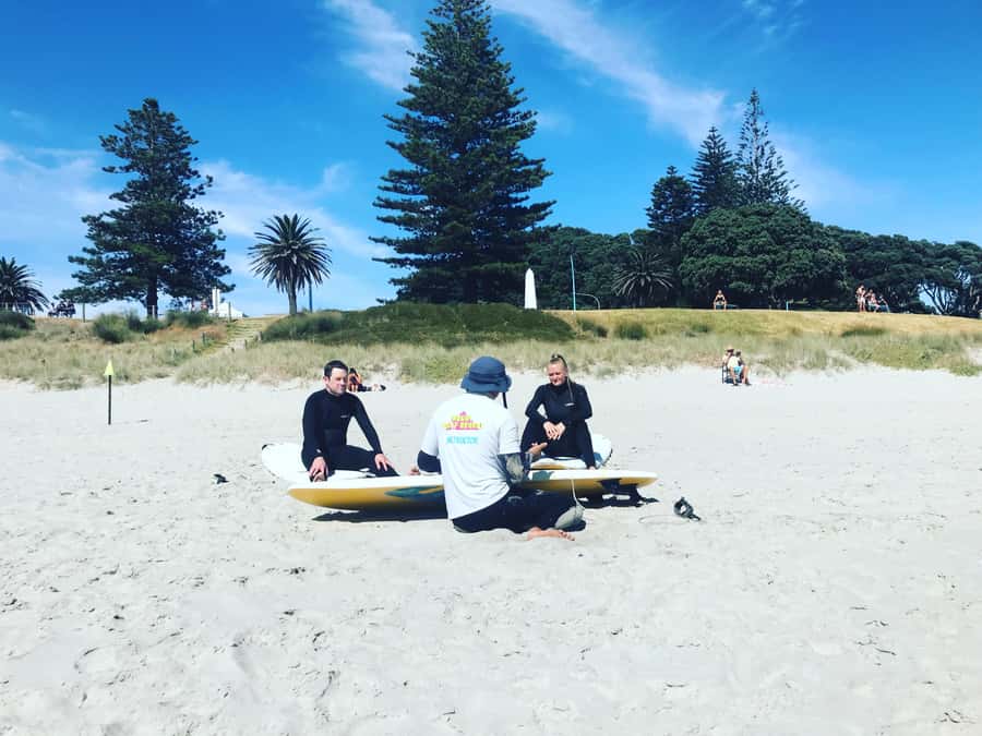 Mount Maunganui: Group Beginner Surf Lesson - The first 15 minutes: meeting the school and getting ready