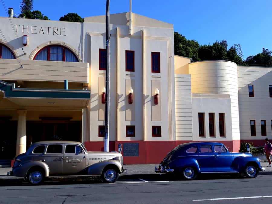 Napier: Art-Deco + Te Mata Peak+ Garden Walk + Wine Tasting - Bluff Hill shows Napier from the water’s edge