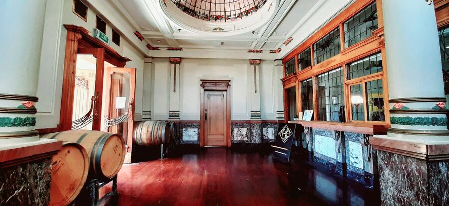 Napier: Winery + Gin Tasting Tour with Lunch Thu Fri Sat - The drive toward Havelock North