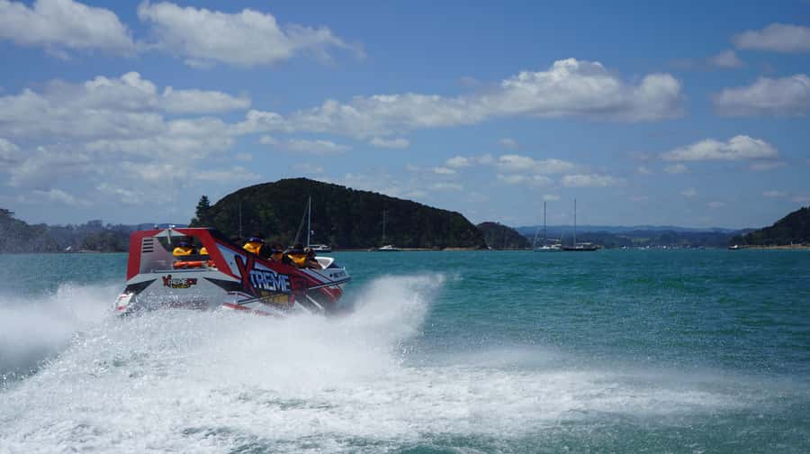Paihia: Bay of Islands 30-minute Adventure Jet Boat Trip - The first run across the Bay of Islands