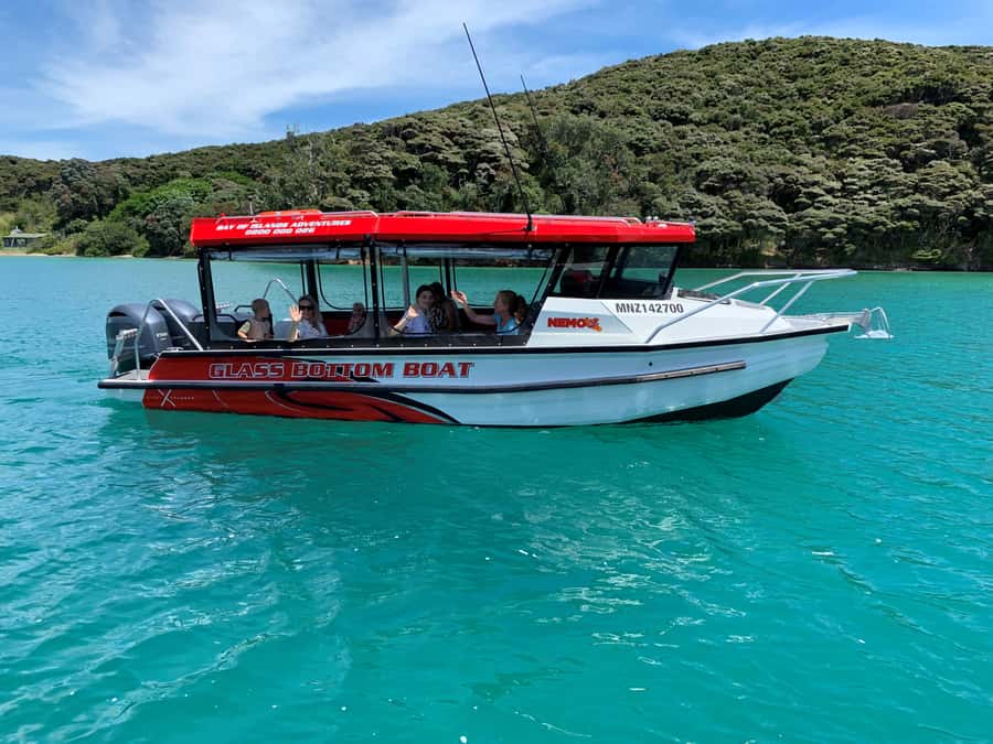 Paihia: Glass Bottom Boat Tour to the Hole in the Rock - Entering the Hole in the Rock