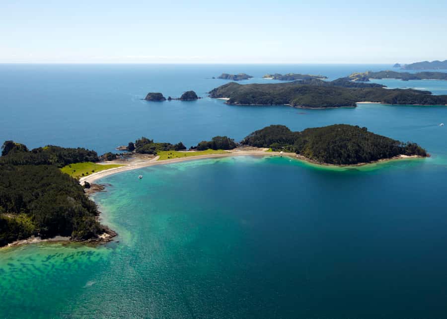 Paihia/Russell: Hole in the Rock Cruise with 2 Island Stops - Passing through the Hole in the Rock