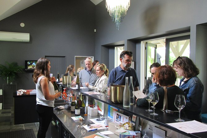 "Pinot to Palliser tour" - Guided tour to Cape Palliser vith lunch + winetasting - A proper lunch at Lake Ferry Hotel