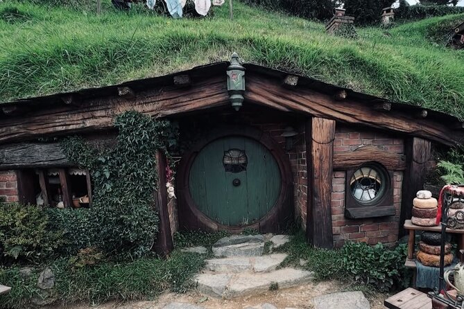 Private Hobbiton Movie Set and Rotorua Day Trip from Auckland - Te Puia combines geothermal sights and Māori culture