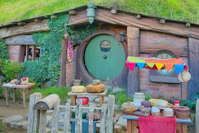 Private Hobbiton Movie Set and Rotorua Day Trip from Auckland - Lady Knox Geyser at 10:15 AM