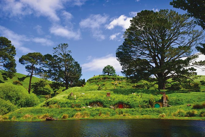 Private tour - Hobbiton Movie Set Evening Banquet Return from Auckland - The lantern-lit walk after dinner
