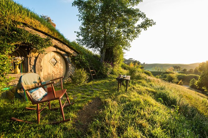 Private tour - Hobbiton Movie Set Evening Banquet Return from Auckland - Who will enjoy this evening most?