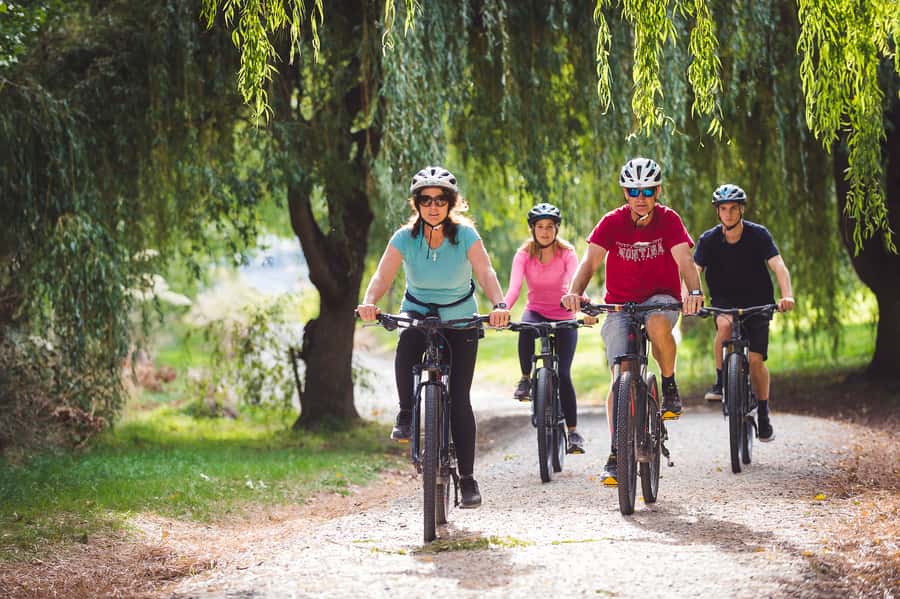 Queenstown: Arrowtown To Queenstown Biking Adventure - Food, water, and pacing on a rural trail