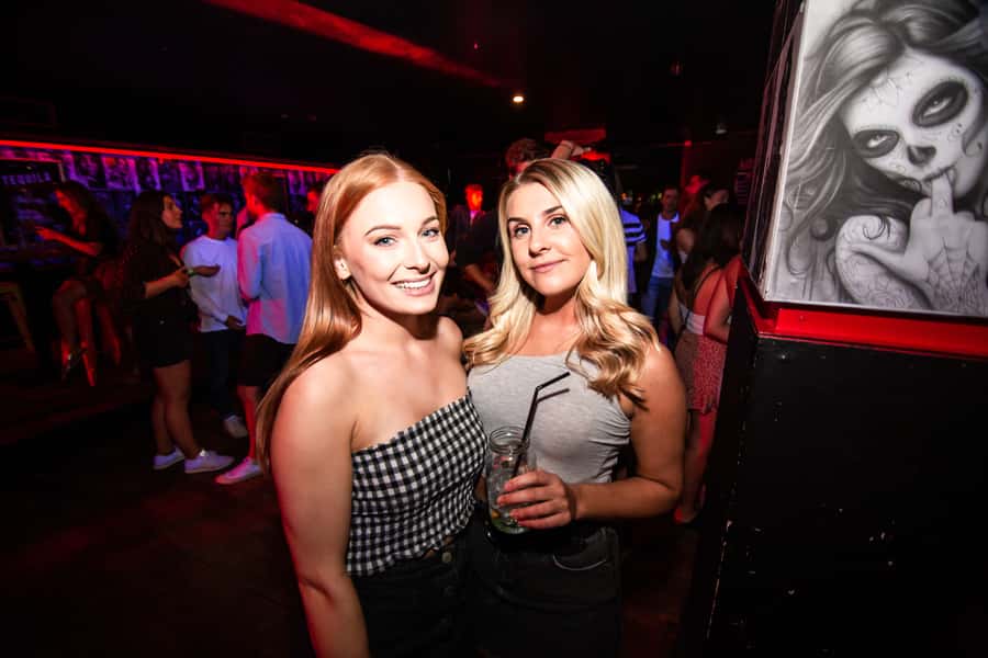 Queenstown: Bar Crawl with 5 Free Shots and Pizza - How the free shots and pizza affect the value