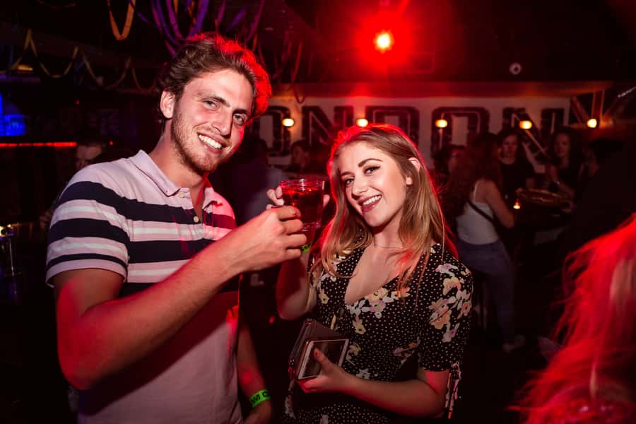 Queenstown: Bar Crawl with 5 Free Shots and Pizza - The role of the guides