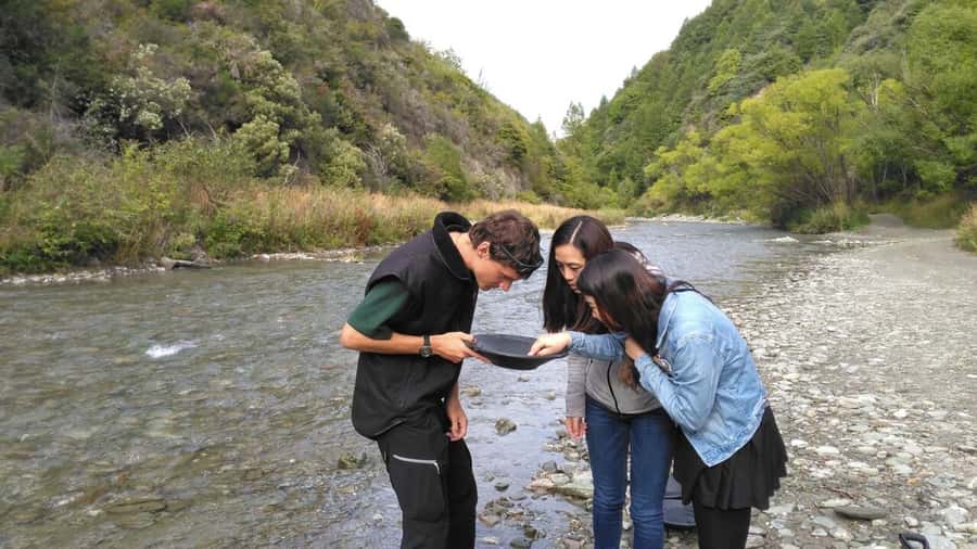 Queenstown: Full-Day 4WD Lord of Rings Tour with Lunch - Skippers Canyon Road delivers the 4WD drama