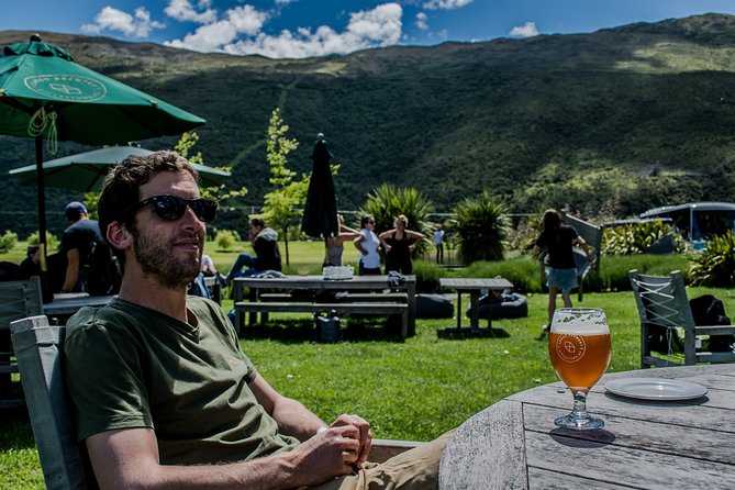 Queenstown Hop-on Hop-off Evening Beer Tour - Searchlight Brewery and Smiths Craft Beer House