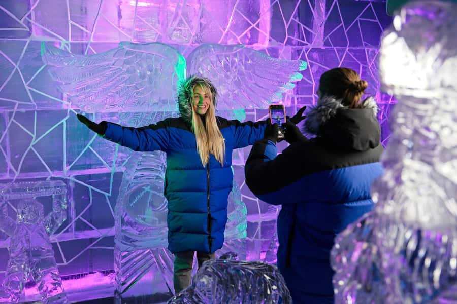 Queenstown: Ice Bar Entry with Warm Winter Gear and Drink - What happens during the one-hour visit
