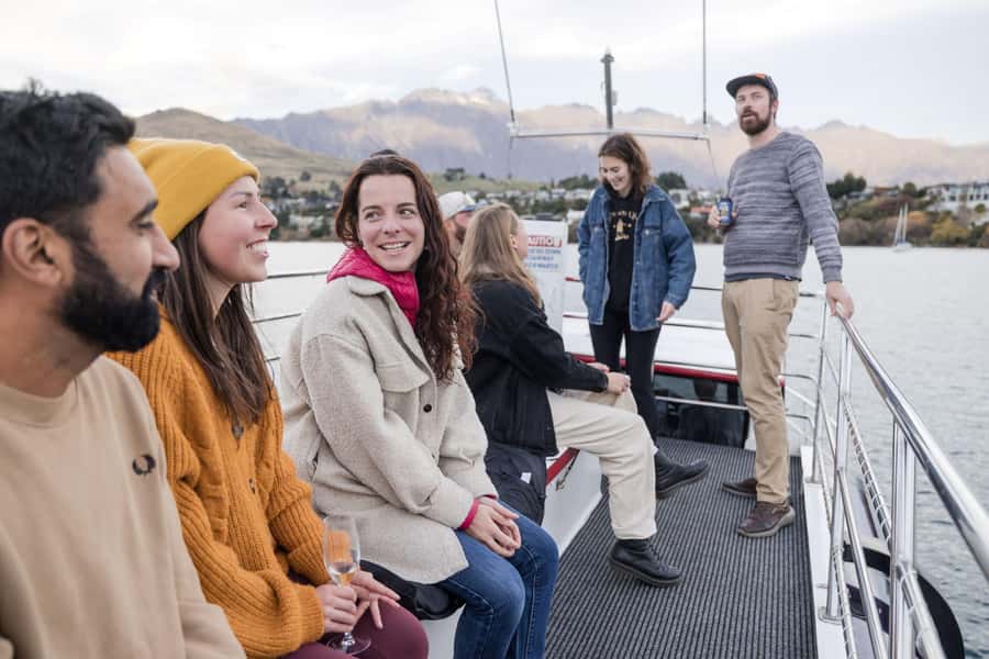 Queenstown: Lake Wakatipu Scenic Cruise - Bays, homes, wildlife, and the changing town