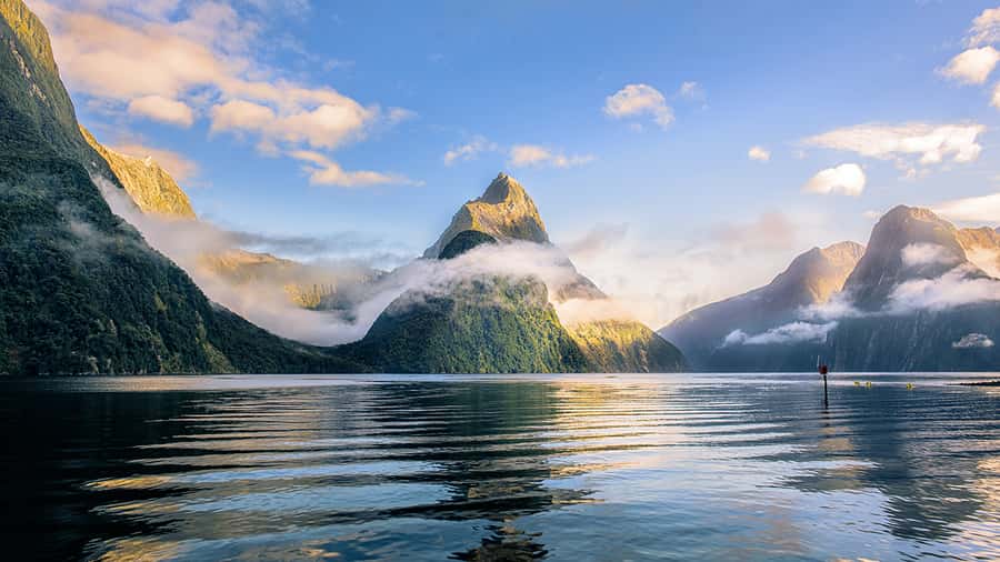 Queenstown: Milford Sound Small-Group Tour w Cruise & Lunch - Lake Wakatipu and the Devil’s Staircase