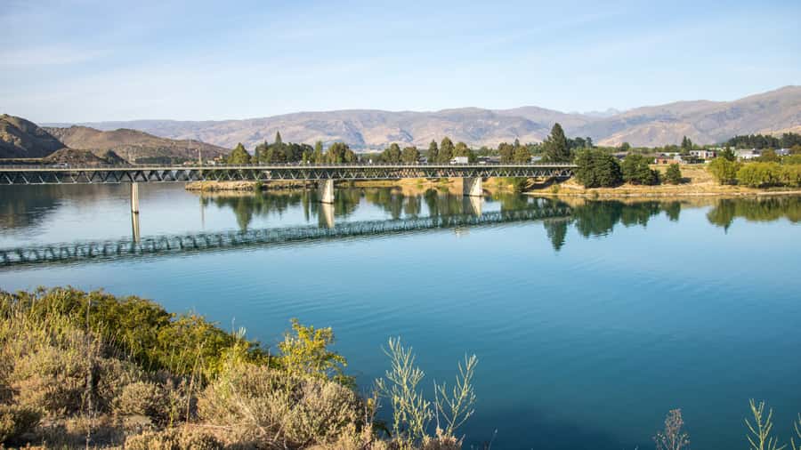 Queenstown: Private Day Trip to Wanaka, Arrowtown & More - What the guide adds to the drive
