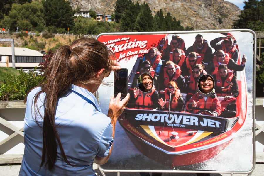 Queenstown: Scenic Highlights, Tour with Wine & Lake Cruise - First views above Queenstown and Lake Whakatipu