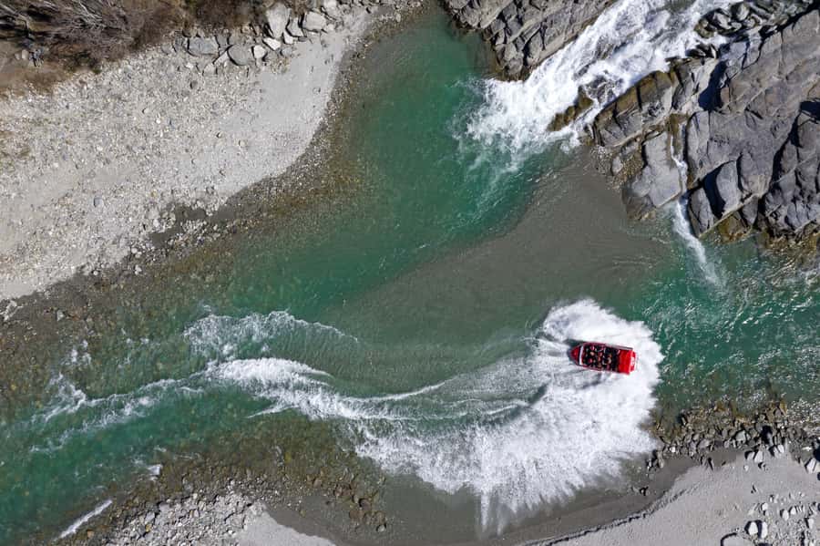 Queenstown: Shotover River Extreme Jet Boat Experience - What the guides add to the experience