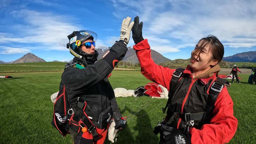 Queenstown: Tandem Skydive Experience - Who can take part, and what should you wear?