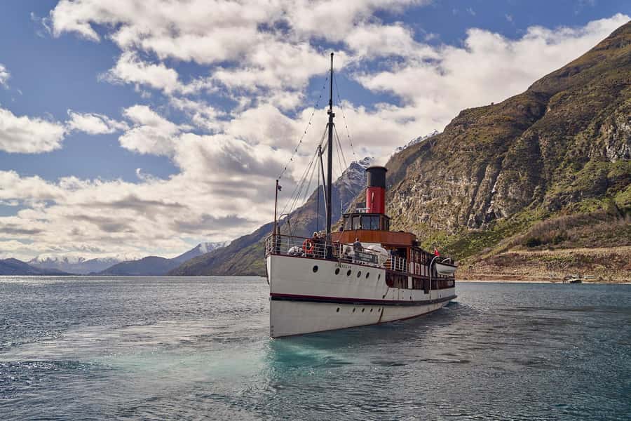 Queenstown: TSS Earnslaw Cruise of Lake Whakatipu - The 90-minute cruise across Lake Whakatipu