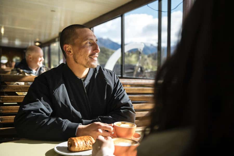 Queenstown: TSS Earnslaw Cruise of Lake Whakatipu - Boarding in Queenstown and finding your spot