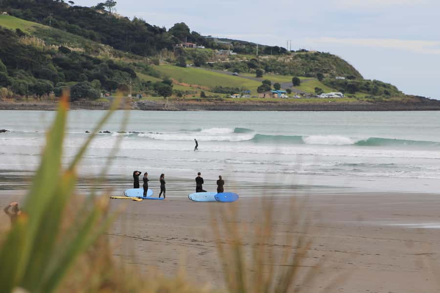 Raglan: Group Surf Lesson - Starting at Ngarunui Beach with the right setup
