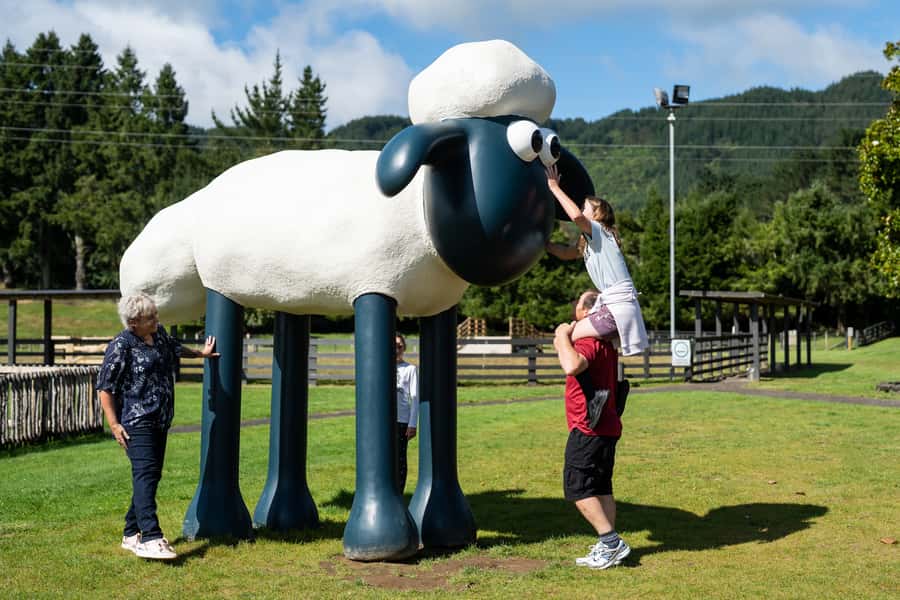 Rotorua: Authentic Kiwi Farm Experience at the Agrodome - Feeding sheep, alpacas, deer, and other farm animals