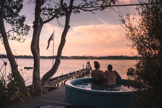 Rotorua: Evening Starlight Gourmet Kayak Tour Glowworms - What the $217.20 price buys you