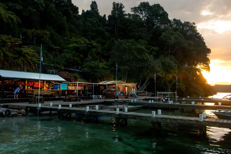 Rotorua: Evening Starlight Gourmet Kayak Tour with dinner - Paddling from Otaramarae to the glowworm cave