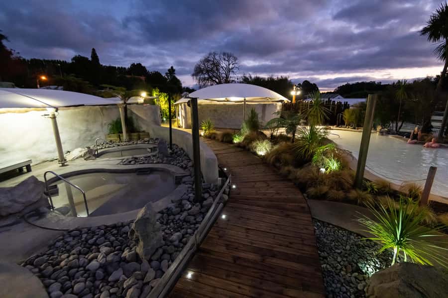 Rotorua: Hells Gate Outdoor Mud Bath & Spa Experience - Sulphur pools, showers, and the cold plunge