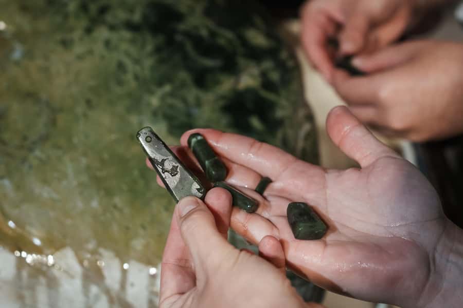 Rotorua: Jade Carving Experience at a Local Studio - What the 40-minute format feels like