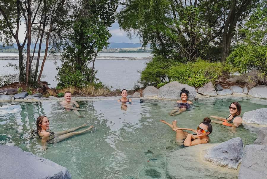 Rotorua Lake: Deluxe Lake Spa Geothermal Hot Spring Bathing - Heated recliners and the indoor lounge