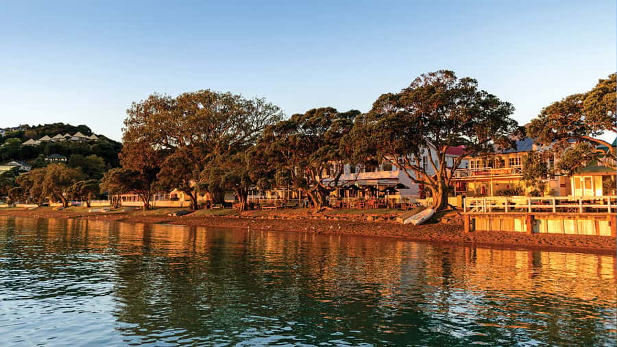 Russell: 1-Hour Sightseeing Tour by Coach & Long Beach - Key points to know before you book
