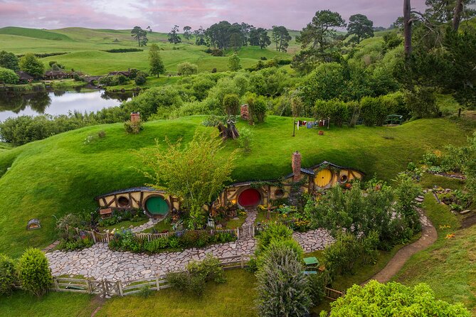 Small-Group Hobbiton and Waitomo Day Tour with Lunch from Auckland - A drink at the Green Dragon Inn