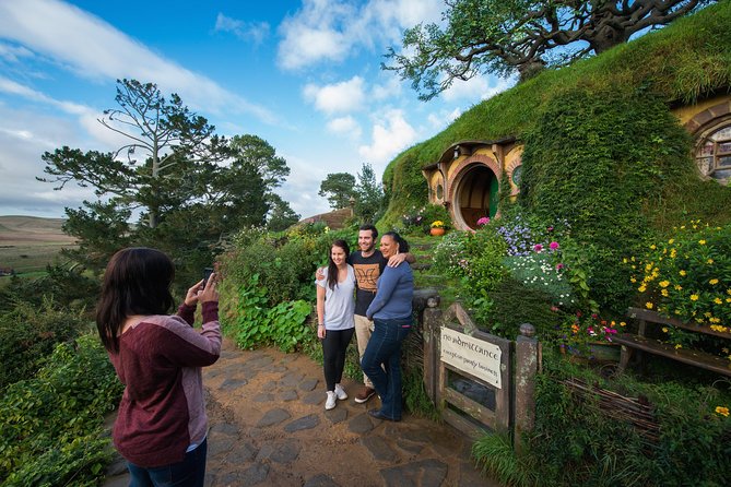 Small-Group Hobbiton Tour from Auckland with Party Marquee Lunch - The early Auckland departure and two-hour road trip