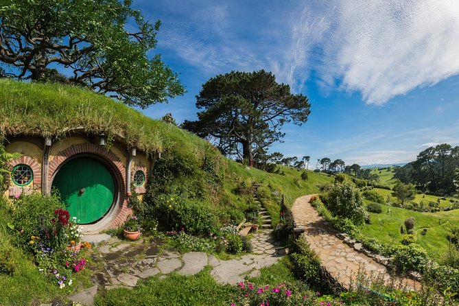 Small-Group Hobbiton Tour from Auckland with Party Marquee Lunch - A drink at the Green Dragon Inn